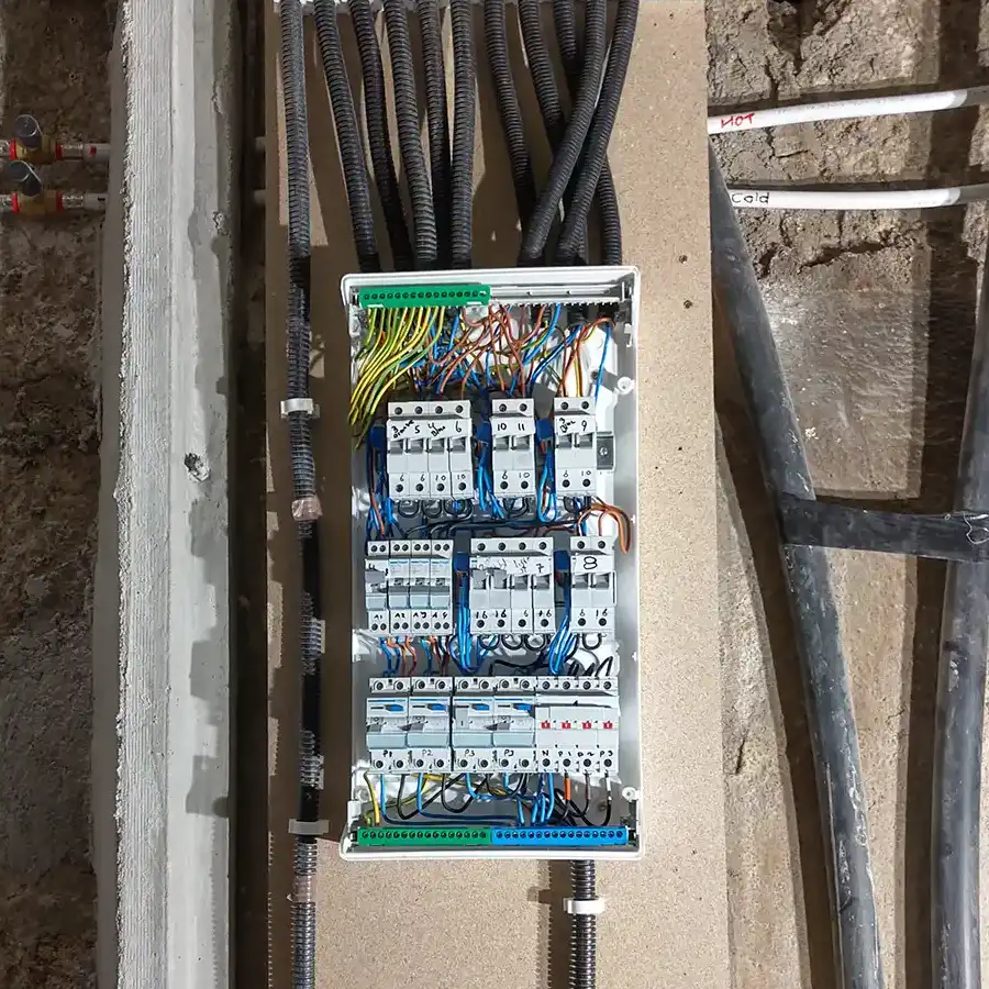 Painel elétrico integrado numa estrutura rústica, essencial para a energia da montanha.