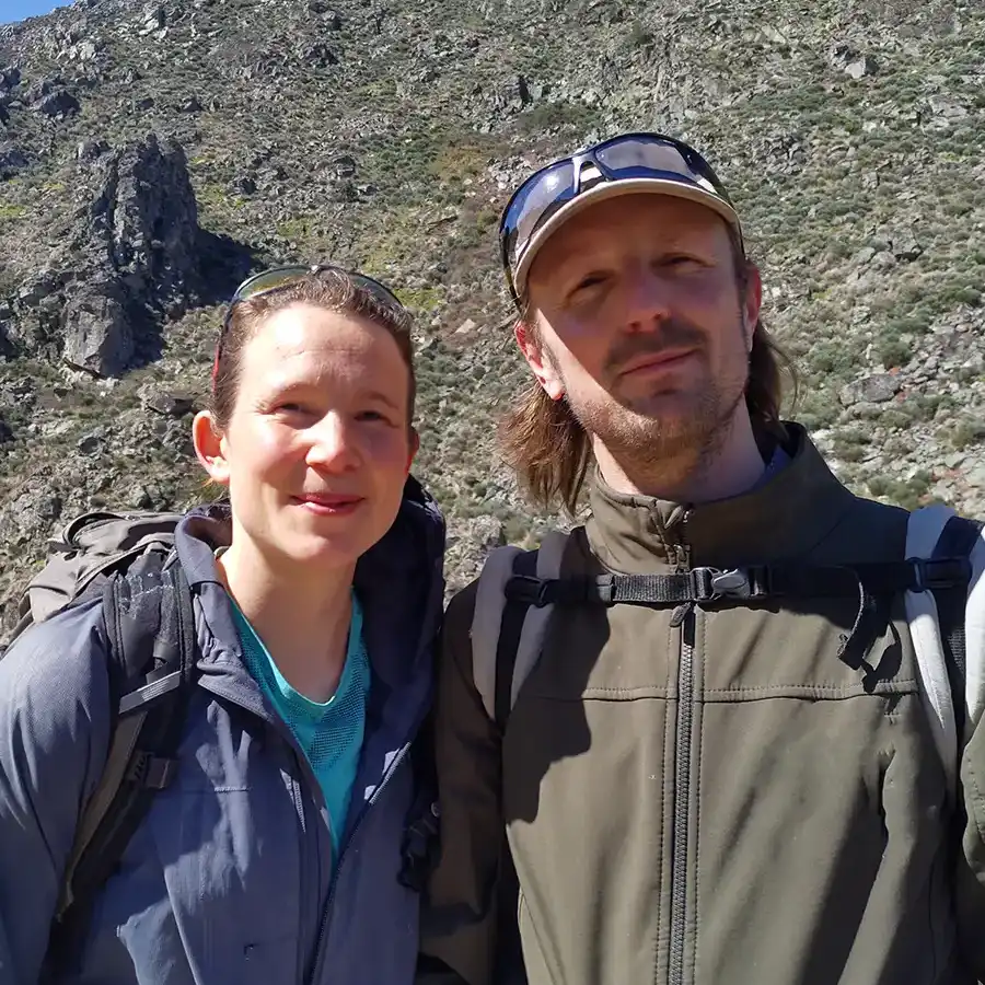 Caminheiros desfrutam da paisagem montanhosa na Serra da Estrela.
