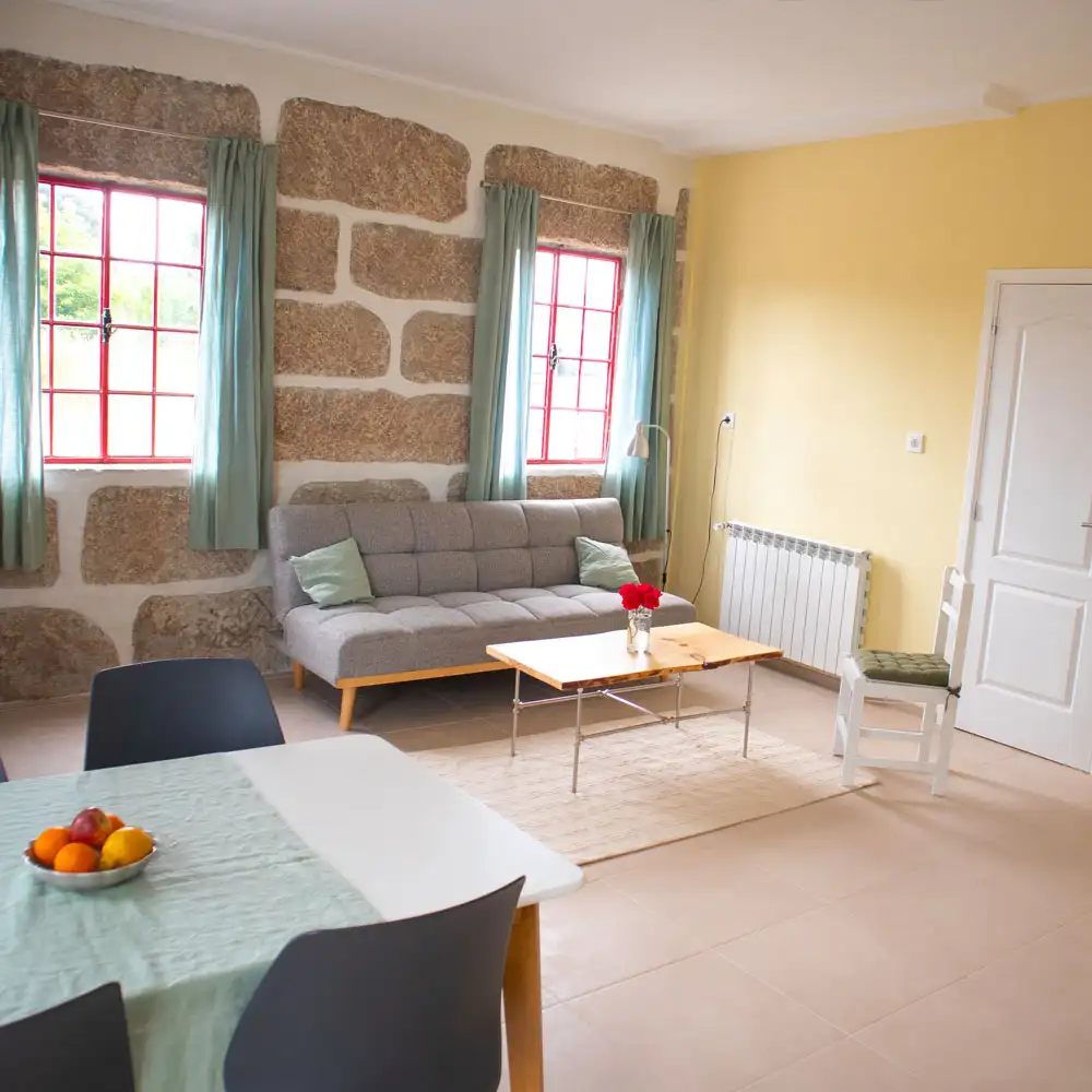 Sala acolhedora e luminosa, perfeita para relaxar e desfrutar da Serra da Estrela.