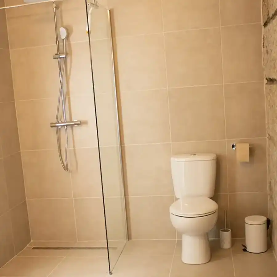 Casa de banho acolhedora e funcional, ideal para um refúgio na Serra.