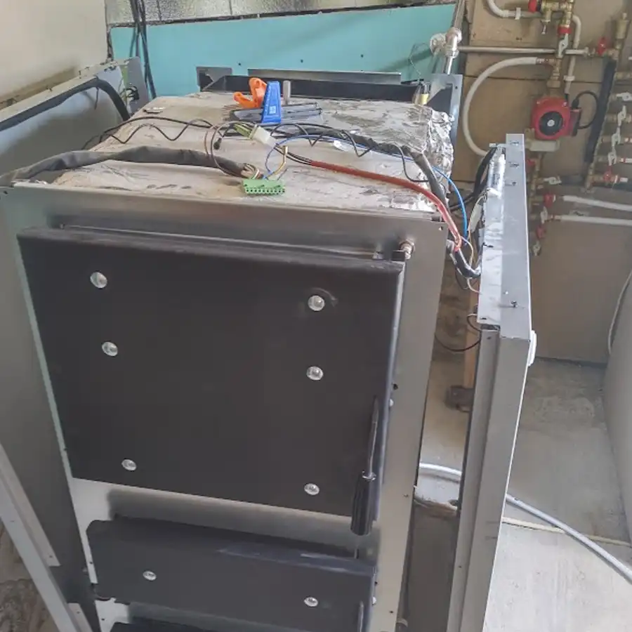 Máquina industrial antiga numa oficina, refúgio de invenções e trabalho manual.