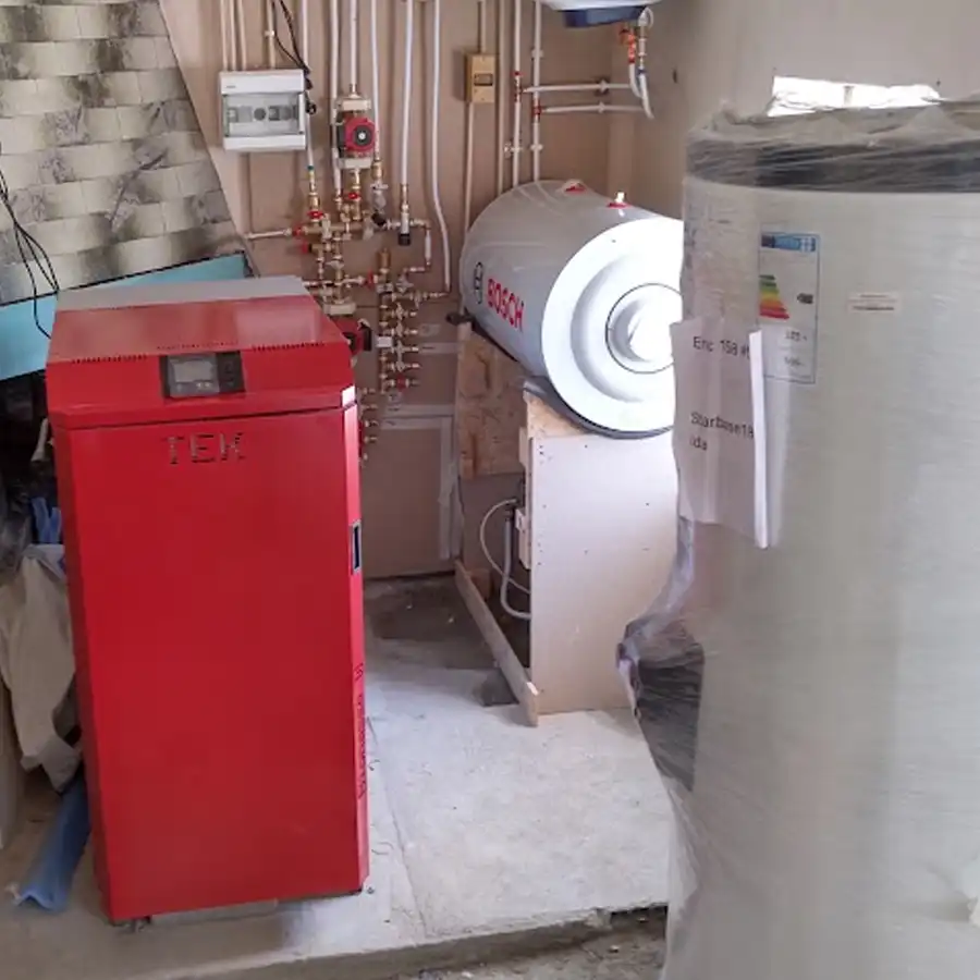 Espaço industrial com equipamentos e preparação para instalação numa oficina.