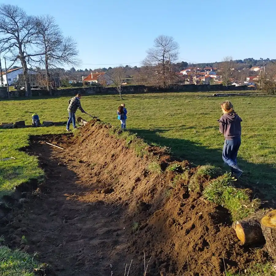 Família a desfrutar de um dia de trabalho campestre na Serra da Estrela.